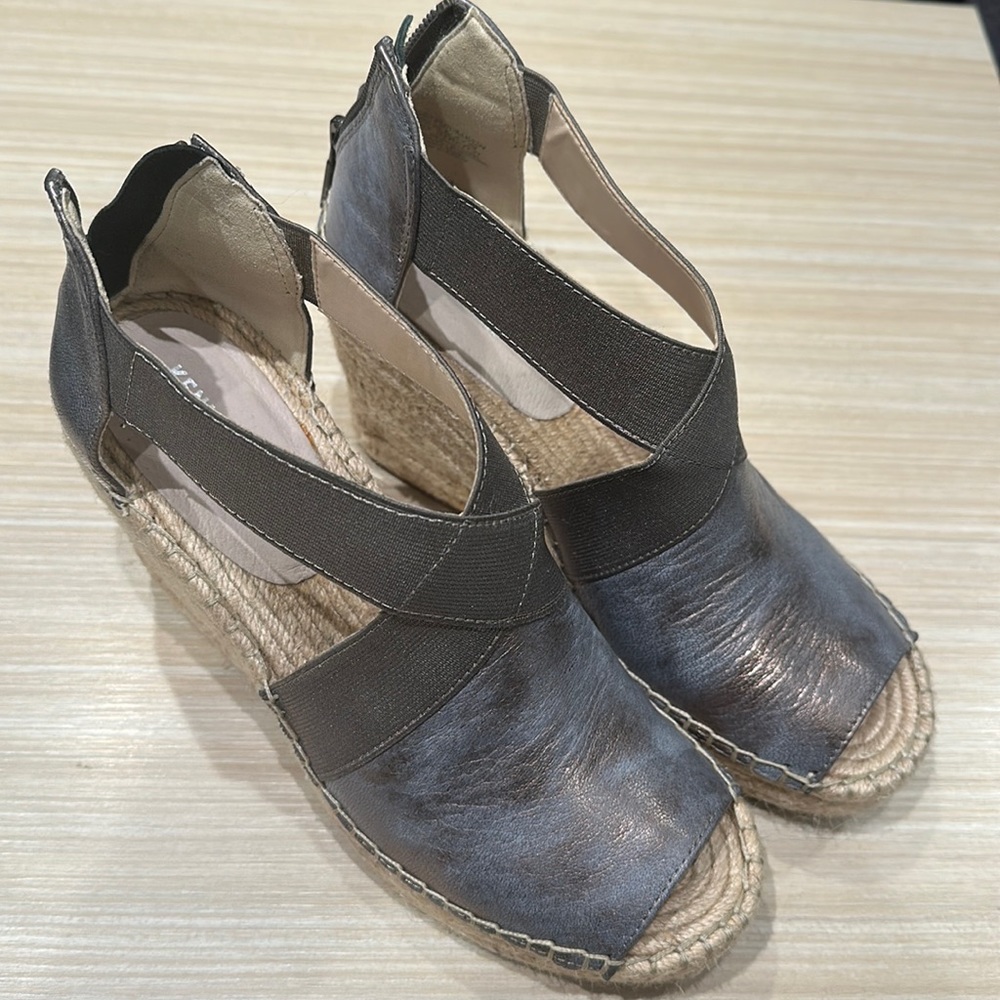 Kenneth Cole Olivia stretch platforms NWOT gorgeous metallic gray color